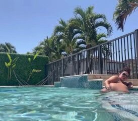 شاهد باربي نجد السعوديه عريانه تتمحن في البول/ horny Saudi Barbienjd naked in the pool