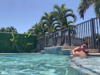 شاهد باربي نجد السعوديه عريانه تتمحن في البول/ horny Saudi Barbienjd naked in the pool - فيلم ليك